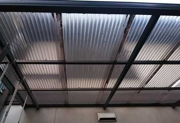 波板に汚れが溜まっている