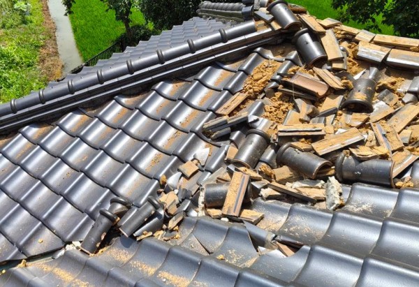 熊本地震で崩壊した瓦屋根の写真