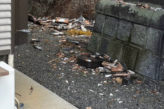 熊本地震で神社社務所から落下した瓦