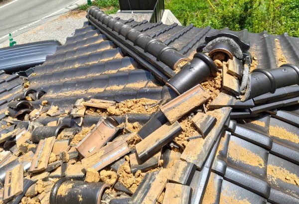 熊本地震で被災した瓦屋根　棟が崩壊