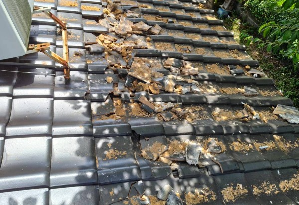 熊本地震で被災した瓦屋根の写真　平瓦が割れている