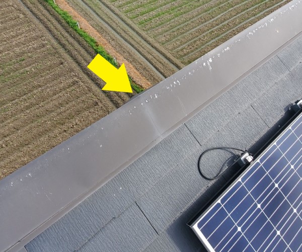 片流れ屋根で棟板金が浮いて歪みもできている