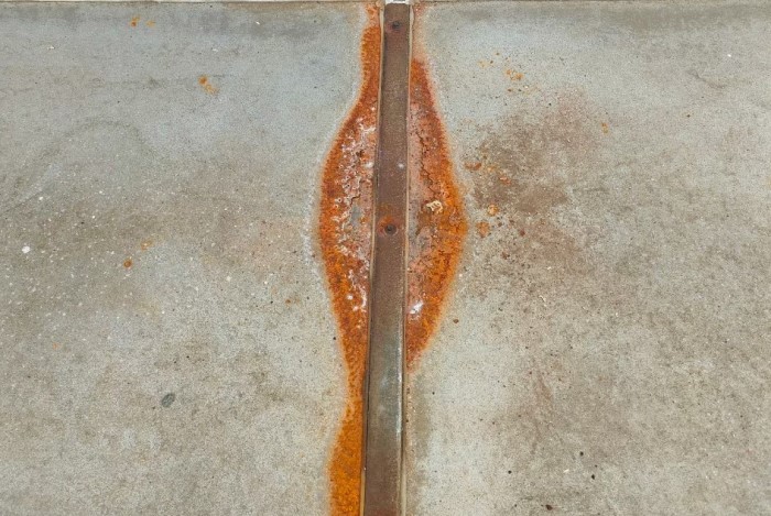 物置の屋根が錆びている