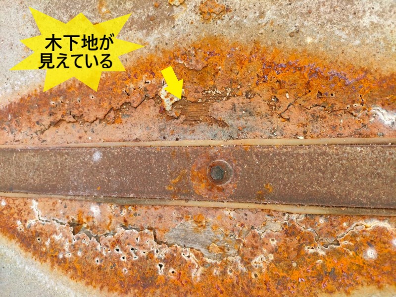 物置の屋根が錆びて穴が開き木下地が見えている