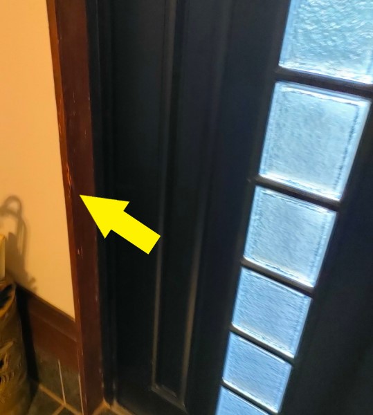 玄関ドア枠にもシロアリ被害があります