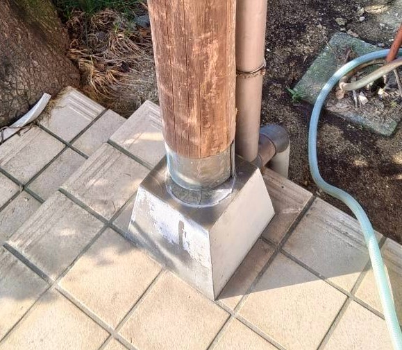 玄関ポーチの支柱がずれている