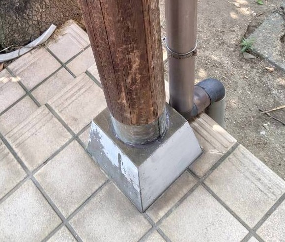 玄関ポーチの柱のズレを補正した後