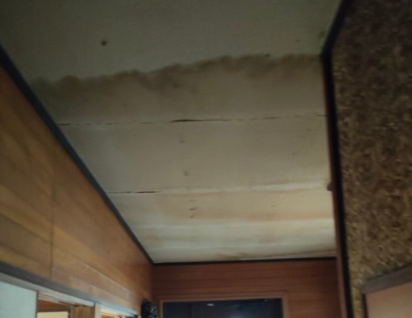 玄関先の天井に広範囲の雨漏りのシミ