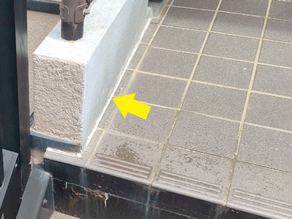 玄関前のシーリング劣化