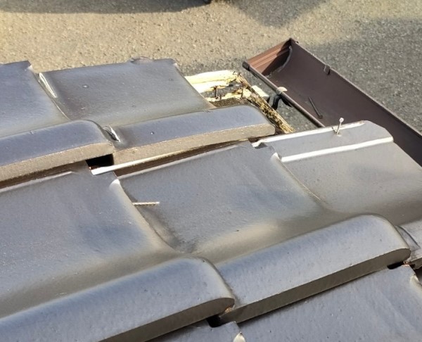 瓦が外れた事で下地が腐食している