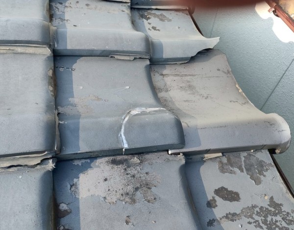 瓦のサイズが大きすぎて周辺の瓦が割れている