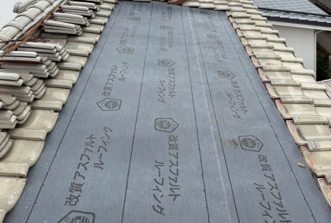 瓦の下にあるルーフィング（防水紙）