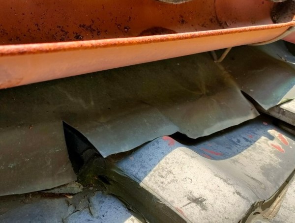 瓦の下にある水切り板金が劣化して雨漏りの原因になっている