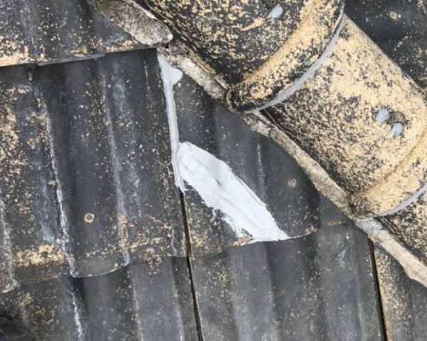 瓦の割れにコーキングを打ちました