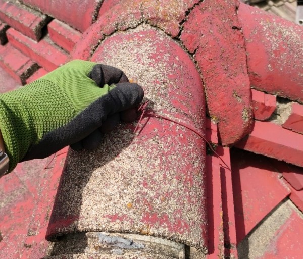 瓦の結束銅線を一時的に外します