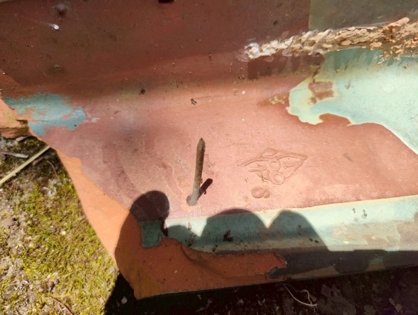 瓦を留めていた釘が錆びている