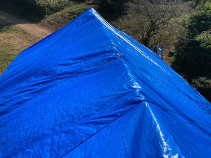瓦屋根にブルーシートで仮養生