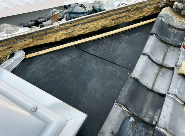 瓦屋根の雨漏り箇所を板金屋根に葺き替え完了