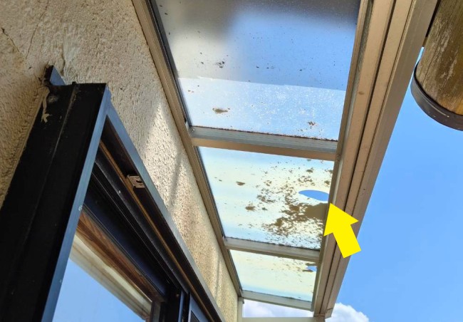 瓦落下の衝撃で割れたポリカ平板のテラス屋根