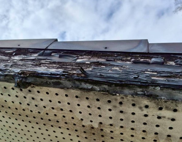 破風板が腐食してシロアリ被害を受けている