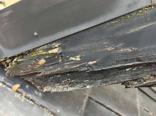 破風板交換が必要な劣化状況