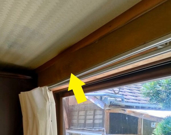 窓の上の壁が雨漏りしている