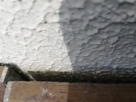 窓枠の隙間　雨漏り