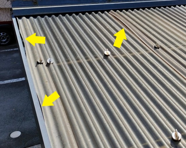 端が反った塩ビ製波板