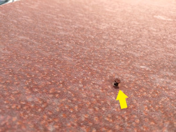 笠木の釘が浮いている