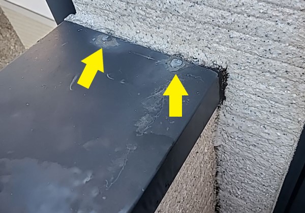 笠木板金が上から釘打ちされている