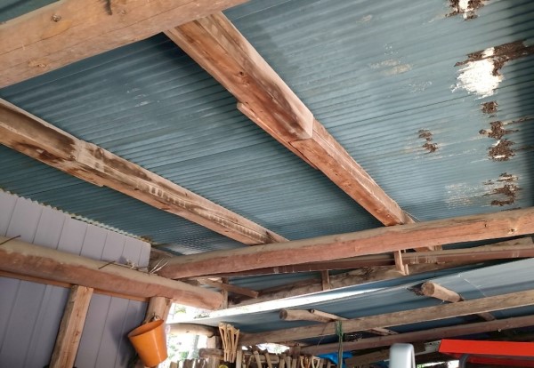 納屋の中が雨漏りしている