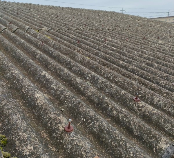 経年劣化した波型スレート屋根