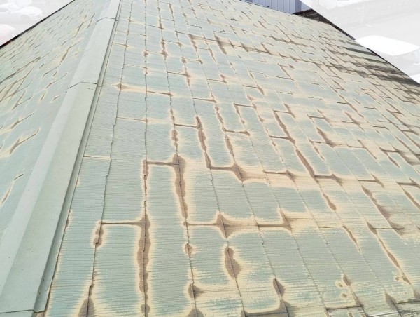 経年劣化で色褪せが進行しているスレート屋根