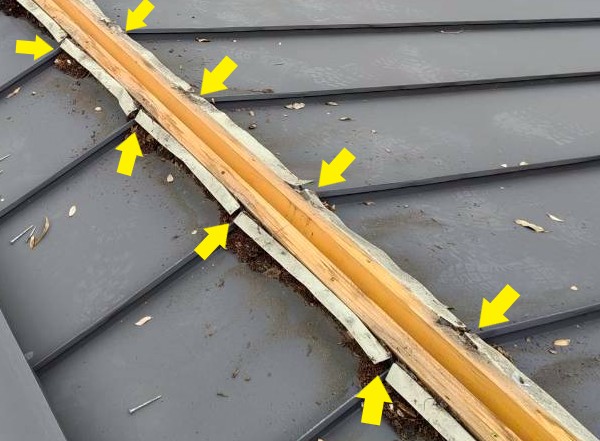 縦ハゼ葺きの板金に隙間