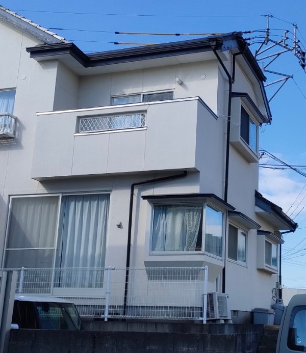 縦樋が外れた住宅の現地調査