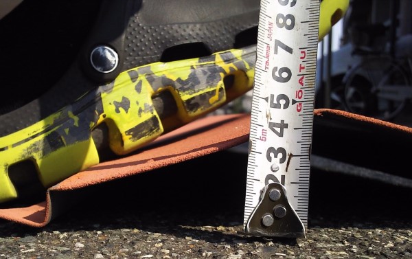 落下した棟板金の交換工事の為に採寸します