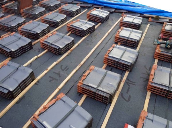 葺き替え工事で取り付ける瓦を並べている