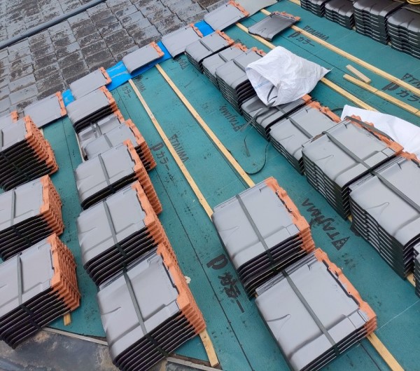 葺き替え途中なのに雨養生がされていない瓦屋根