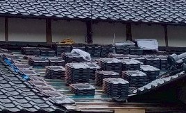 葺き替え途中に雨養生をしなかったため、下地や桟木が雨ざらしになって濡れている