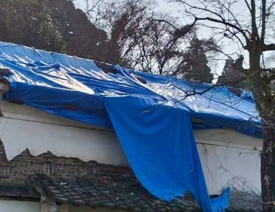 蔵のブルーシートが劣化して穴が開いている