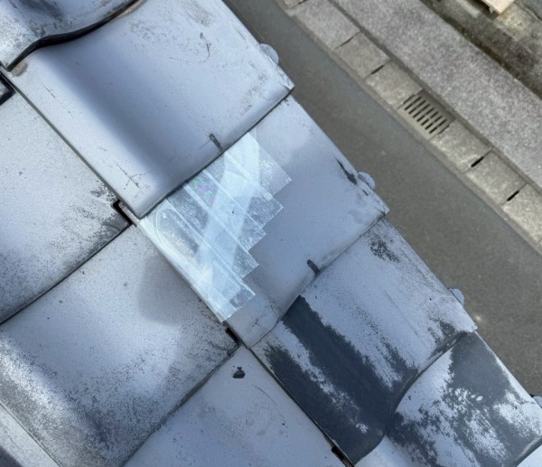 袖瓦が割れている