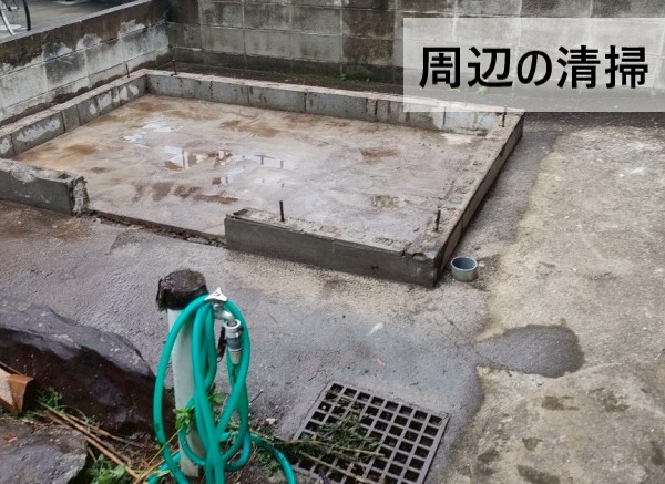 解体した小屋周辺の清掃を行っている