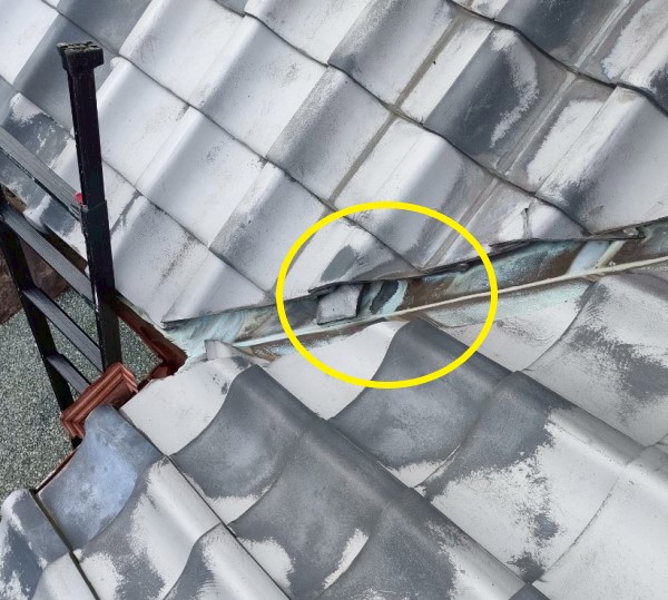 谷板金の穴あき箇所