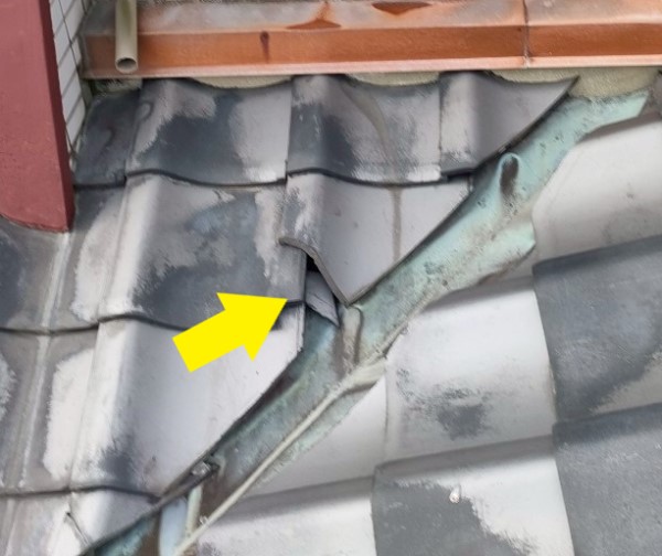 谷板金周辺の瓦が割れている
