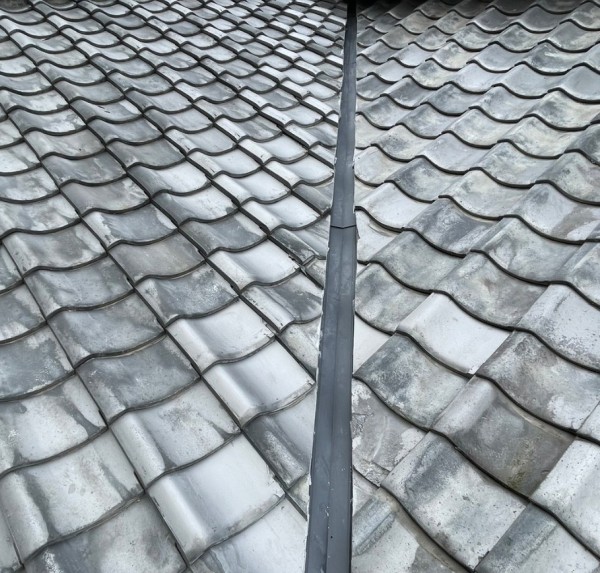 谷板金周辺の瓦を復旧しました