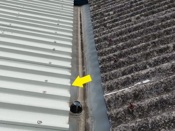 谷樋の脇に雨漏れ原因