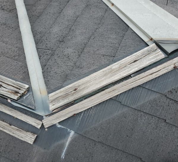 貫板が劣化している