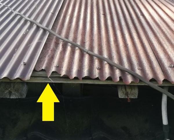 軒先が錆びて割れている