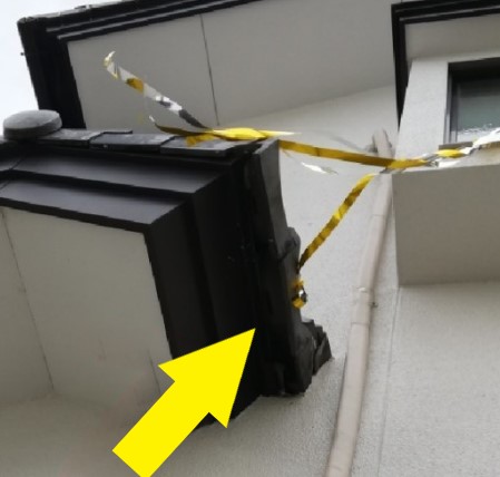 軒先の隙間に鳥の巣が作られている