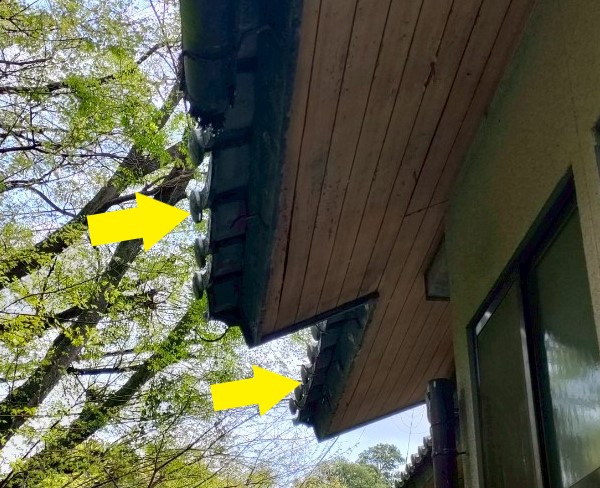 軒樋が大部分で外れている